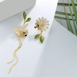 🍏50% OFF/3+...Asymmetrical Daisy and Bee Dangle Earrings